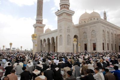 - أدى ملايين اليمنيين اليوم صلاة الجمعة "جمعة النظام والقانون" في الساحات والميادين العامة بأمانة العاصمة صنعاء وعموم محافظات الجمهورية.
وفي خطبتي صلاة الجمعة بجامع الصالح بالعاصمة صنعاء دعا خطيب الجمعة فضيلة الشيخ موسى المعافى كافة أبناء اليمن إلى الاصطفاف الوطني ونبذ أعمال العنف والتخريب والاحتكام إلى كتاب الله وسنة رسوله صلى الله عليه وسلم عملا بقوله سبحانه وتعالى " وَاعْتَصِمُواْ بِحَبْلِ اللّهِ جَمِيعاً وَلاَ تَفَرَّقُواْ وَاذْكُرُواْ نِعْمَتَ اللّهِ عَلَيْكُمْ إِذْ كُنتُمْ أَعْدَاء فَأَلَّفَ بَيْنَ قُلُوبِكُمْ فَأَصْبَحْتُم بِنِعْمَتِهِ إِخْوَاناً وَكُنتُمْ عَلَىَ شَفَا حُفْرَةٍ مِّنَ النَّارِ فَأَنقَذَكُم مِّنْهَا كَذَلِكَ يُبَيِّنُ اللّهُ لَكُمْ آيَاتِهِ لَعَلَّكُمْ تَهْتَدُونَ " آل عمران103 .