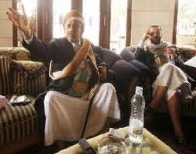 - الأيام تطوي نفسها وأبناء قبيلة حاشد يكادون ينسون عصر أولاد الأحمر لكن أحلام العودة الى سيادة العصيمات مازالت تراود أولاد الشيخ عبد الله ولهذا نسمع ونجد ..